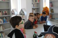 Uczniowie z klasy 1a Szkoły Podstawowej nr 1 na wycieczce w Miejskiej i Powiatowej Bibliotece Publicznej.