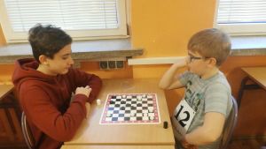 Wielki pojedynek „szachy kontra warcaby” w Zespole...