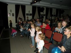 Publiczność podczas spektaklu Teatru w Ruchu pt. „Mikołajki - zapominajki”.