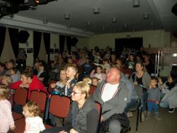 Publiczność podczas spektaklu Teatru w Ruchu pt...