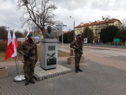 Posterunek honorowy 2. Mazowieckiego Pułku Saperwó przy pomniku Marszałka Józefa Piłsudskiego.