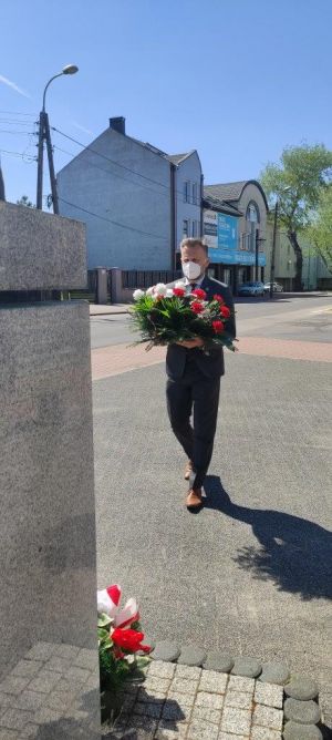 Jacek Kowalski niesie kwiaty pod pomnik Marszałka...
