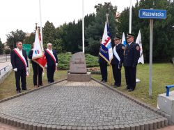 Poczty sztandarowe NSZZ Solidarność oraz nowodworskiej Straży Miejskiej.