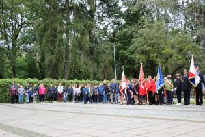 Uczestnicy uroczystości pod pomnikiem.