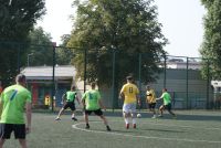 Piłkarze w żółtych koszulkach grają z piłkarzami w...