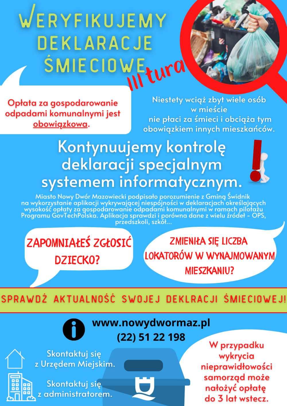 Ręka trzymająca worek ze śmieciami przy kontenerach ze...