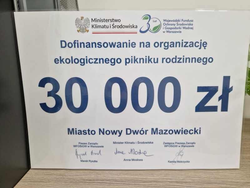 Symboliczny czek przekazany przez Wojewódzki Fundusz...
