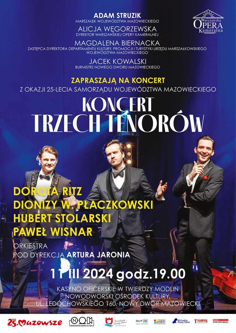 Trzech mężczyzn: dwóch po bokach w czarnych garniturach stojący środku w czarnym smokingu.