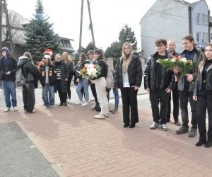 Młodzież z Zespołu Szkół nr 2 biorąca udział w uroczystości.