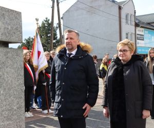Burmistrz Jacek Kowalski i radna Justyna Paszkiewicz złożyli kwiaty pod Pomnikiem Marszałka Józefa Piłsudskiego,