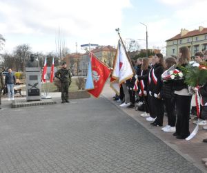 Poczty sztandarowe ze Szkoły Podstawowej nr 1 i Zespołu Szkół Zawodowych nr 1.