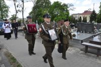 Członkowie Związku Oficerów Rezerwy RP w kondukcie żałobnym.