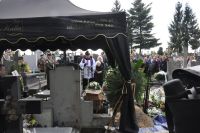 Ceremonia pogrzebowa przy grobie.
