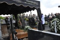 Ceremonia pogrzebowa przy grobie.