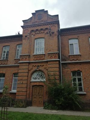 Zabytkowy budynek z czerwonej cegły.