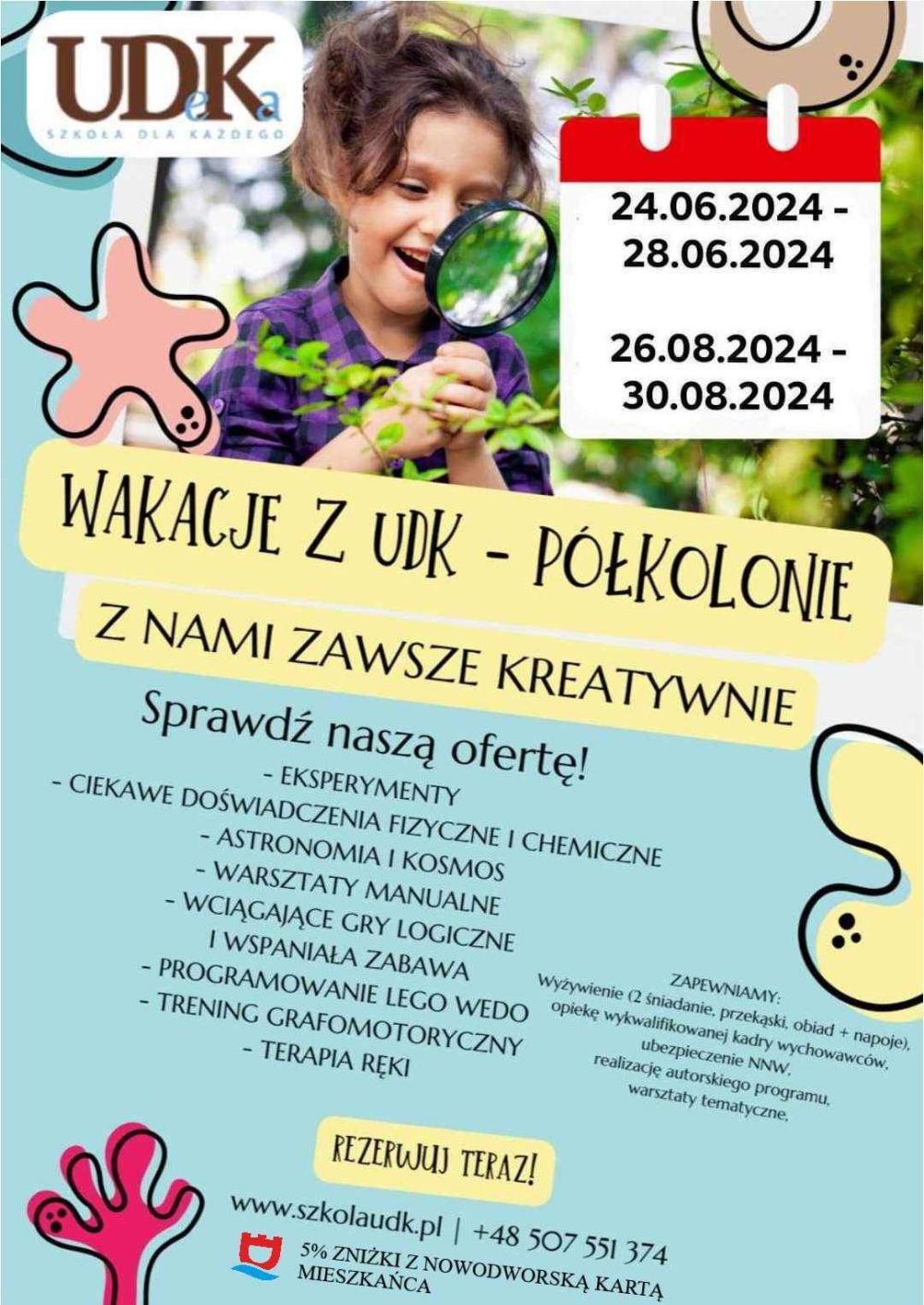 Dziewczynka z długimi, ciemnymi, spiętymi włosami w fioletowej koszuli w czarna kratę patrzy przez lupę trzymaną w dłoniach.