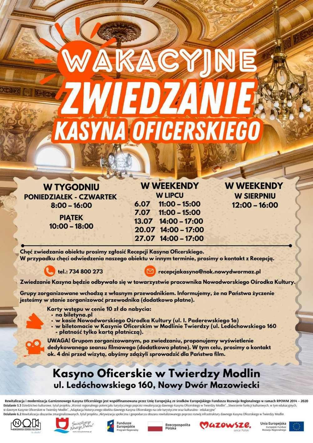 Ozdobny sufit z elementami roślinnym oraz ozdobny żyrandol.