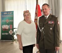 Mirosława Grzegorczyk - dyrektor szkoły w Wykrocie k. Myszyńca i płk Alfred Kabata.