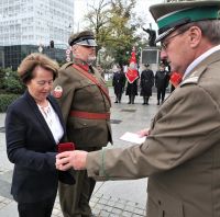 Prezes Rodziny Katyńskiej w Warszawie - ppłk SG Marek Krystyniak wręcza Medal Prawda i Pamięć Wiesławie Karczmarczyk.