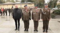 Odznaczeni Strzeleckimi Krzyżami Zasługi - ppłk SG Marek Krystyniak i ks. por. Arnold Zimnicki. Z lewej dr Ryszard Steniak...