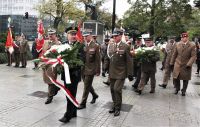 Składanie wiązanek na płycie Pomnika Grobu Nieznanego Żołnierza.