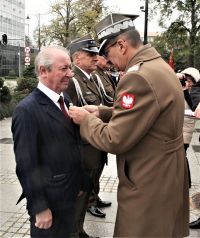 Gen. C. Janowski dekoruje Medalem Za Zasugi Dla Obronnoci Kraju Henryka Ruszczyka.