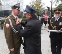 Wiceprzewodniczący Sejmiku Województwa Śląskiego S. Gmitruk dekoruje płk. A. Kabatę Złotą Odznaką Honorową nadaną przez...