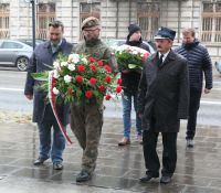 Kwiaty składają - wiceprzewodniczący Sejmików Województwa Łódzkiego i Śląskiego.