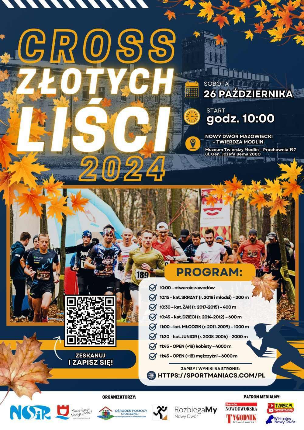 Grupa kilkudziesięciu mężczyzn w różnokolorowych strojach biegnących w lesie.