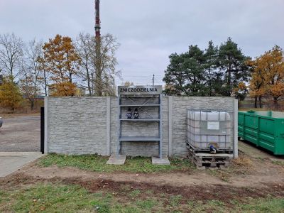 Dwa znicze na regale z napisem zniczodzielnia.