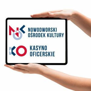 Dłonie trzymające tablet z logotypami Nowodworskiego Ośrodka Kultury i Kasyna Oficerskiego.