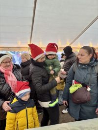 Trzy kobiet i dwoje dzieci. Jedno z dzieci trzyma kobieta na rękach.