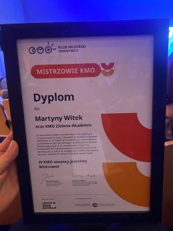 Dyplom w ramce za szkłem dla Martyny Witek oraz KMO Zielona-Akademia.