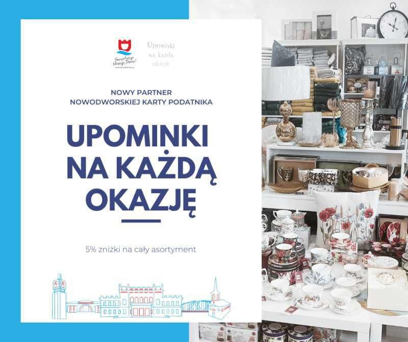 Poduszki, ozdobne filiżanki, słoiczki i czajniczki porcelanowe oraz pościel i szklanki.