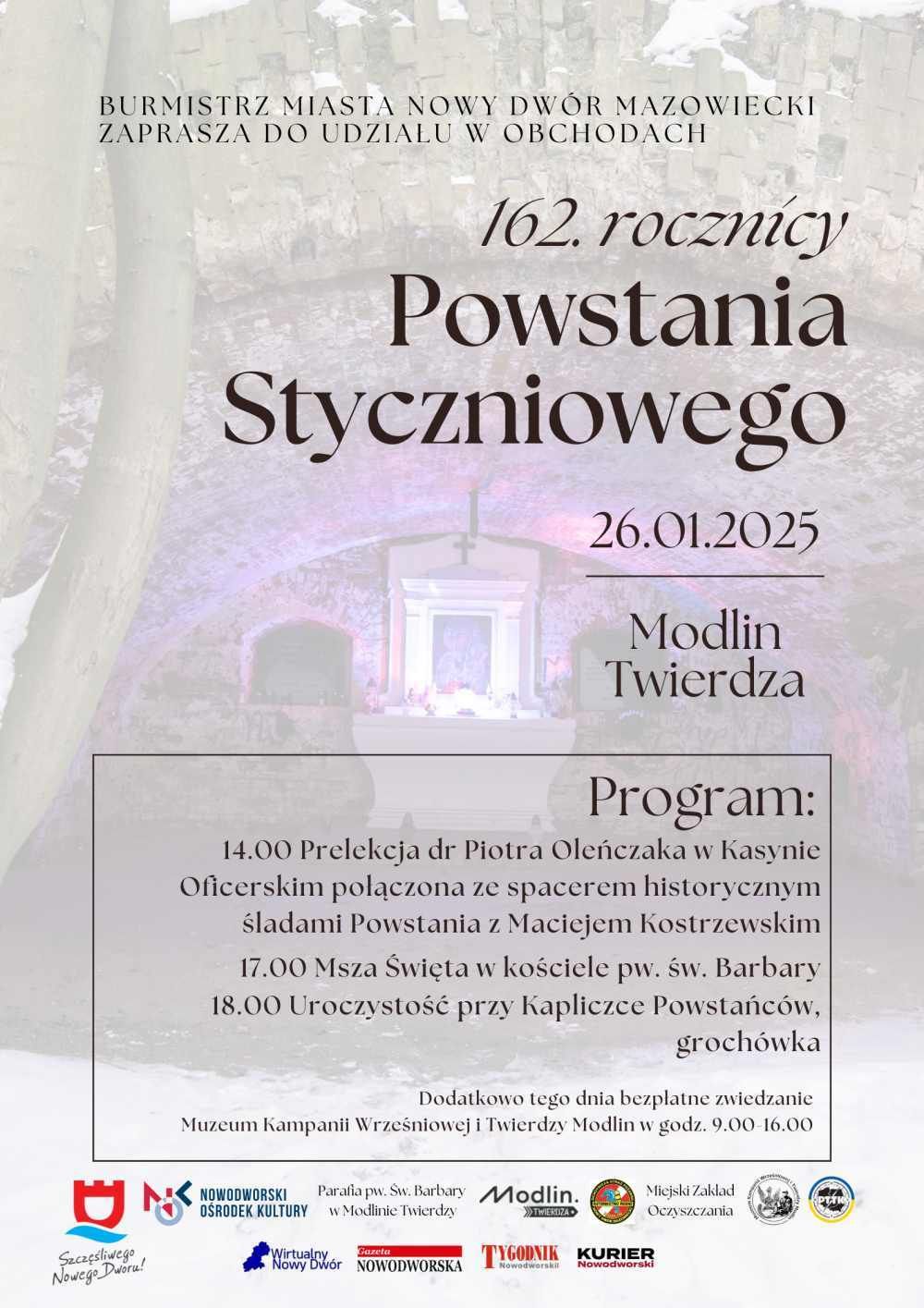 Obraz Matki Boskiej z Dzieciątkiem w pomieszczeniu ze ścianą i sklepieniem łukowym z cegieł.