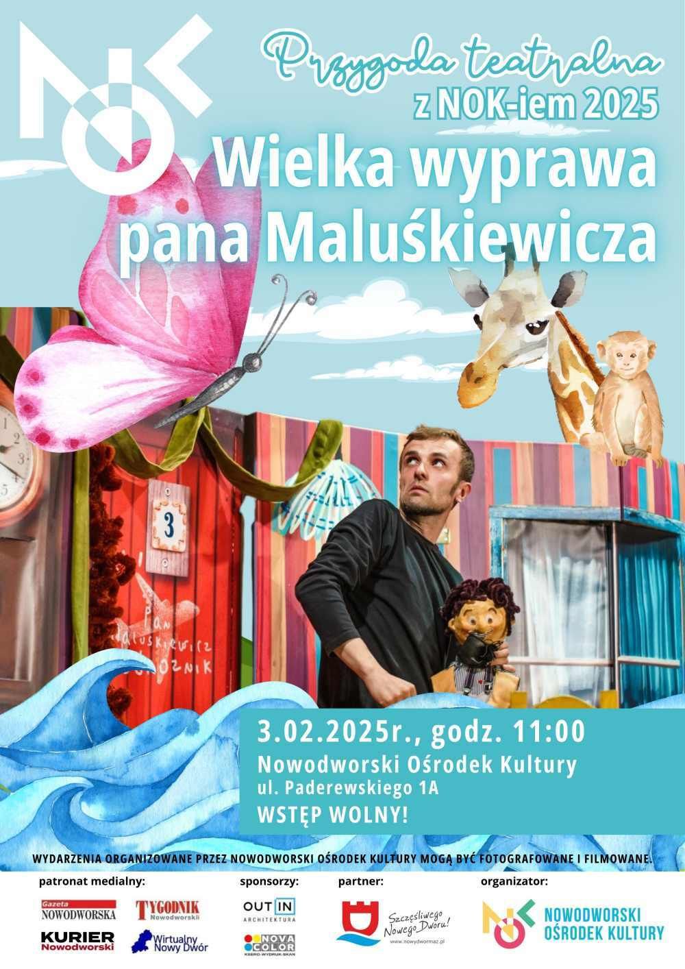 Mężczyzna patrzący do góry przez prawie ramię na dużego motyla trzyma w lewej ręce kukiełkę chłopca.