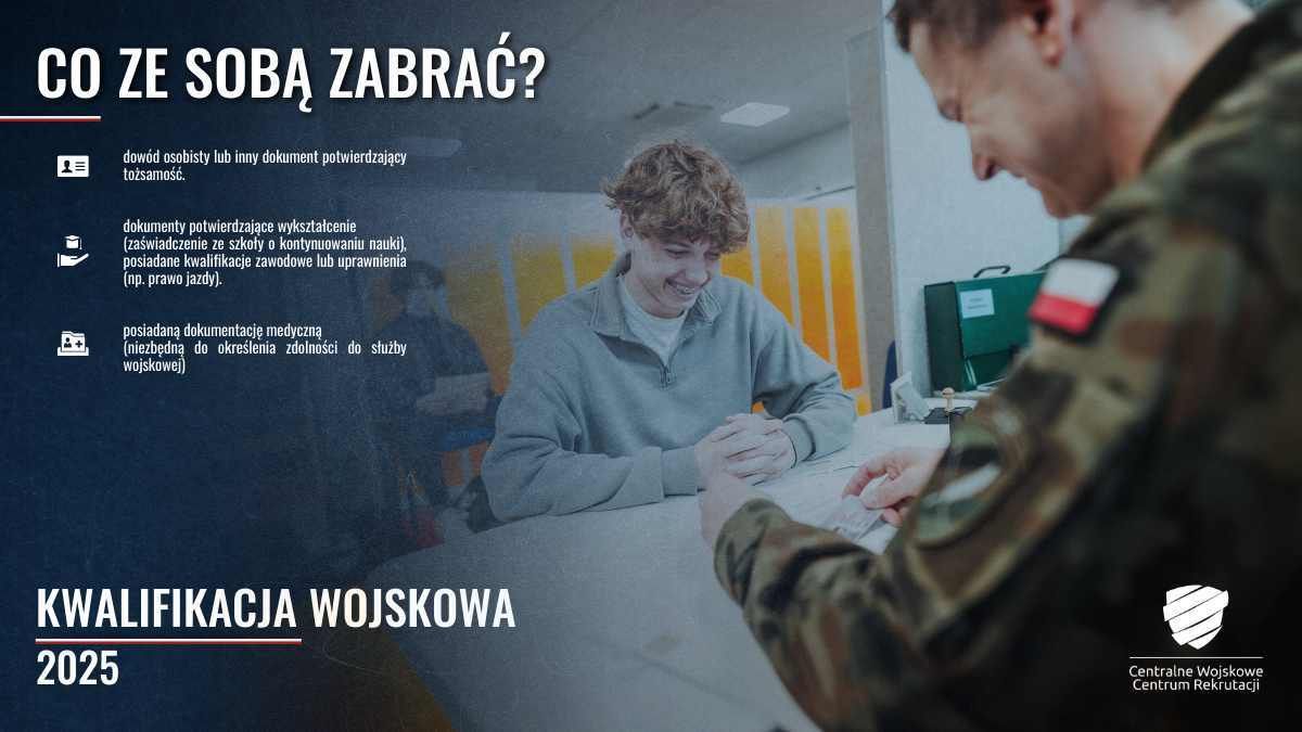 Mężczyzna w koszulce i sweterku siedzący przy jednym stole z mężczyzną w mundurze wojskowym.