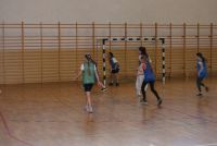 Sześć dziewczynek przy bramce na hali sportowej.
