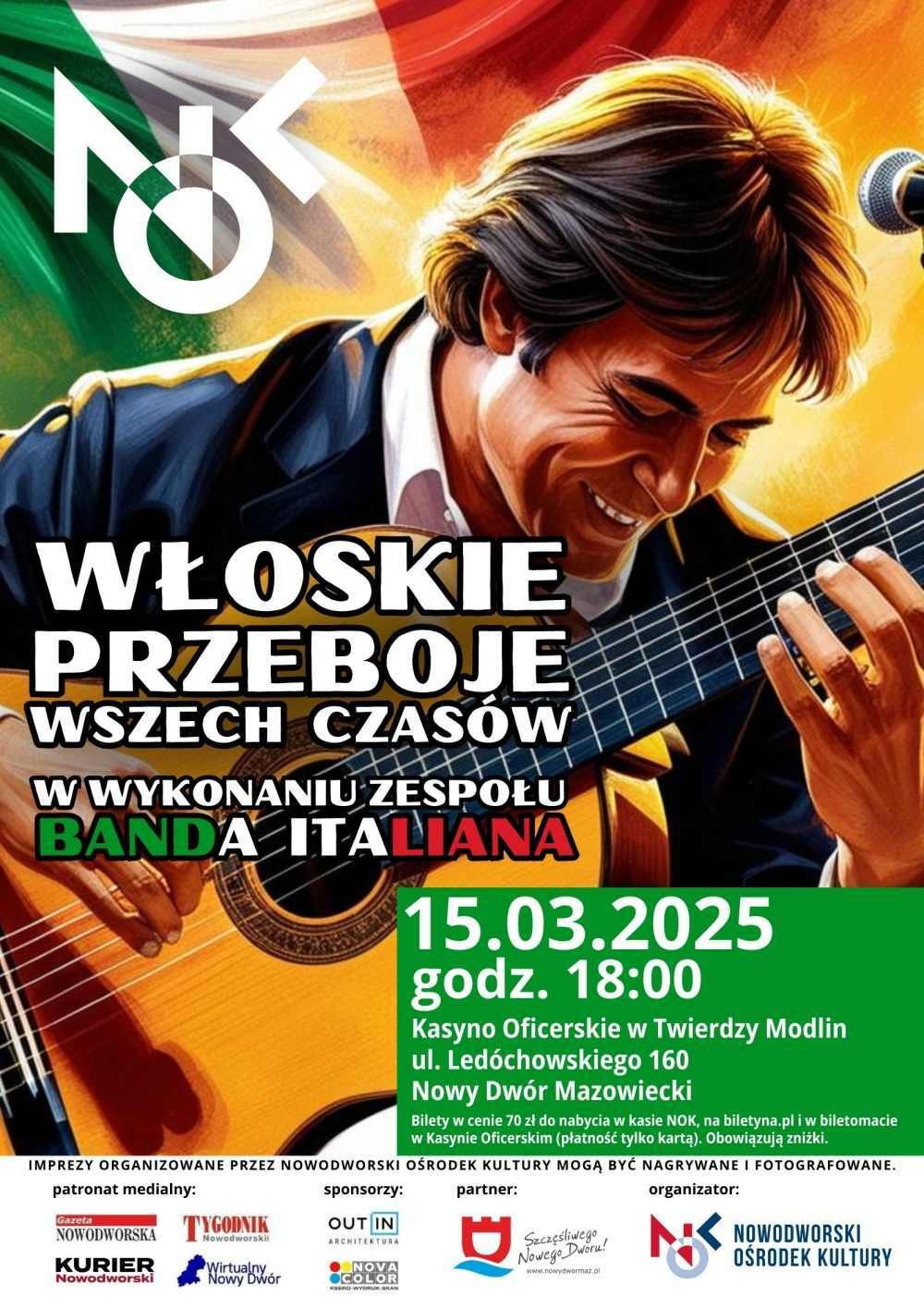 Mężczyzna pochylony przed mikrofonem grający na gitarze.