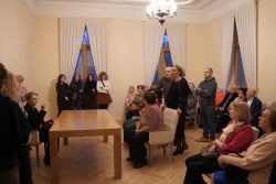 Grupa zwiedzających w Sali ślubów nazywanej salą łabędziową.