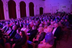 Widownia Sali teatralno-kinowej całkowicie zapełniona widzami Gali Piosenki Francuskiej Senior a Paris.
