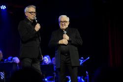 Na scenie śpiewają wokaliści: Robert Janowski i Wojciech Bardowski.
