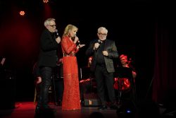 Na scenie śpiewają razem Arleta Lemańska, Robert Janowski i Wojciech Bardowski.