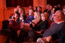 Goście Gali Piosenki Francuskiej siedzą w pierwszym rzędzie w Sali teatralno-kinowej.