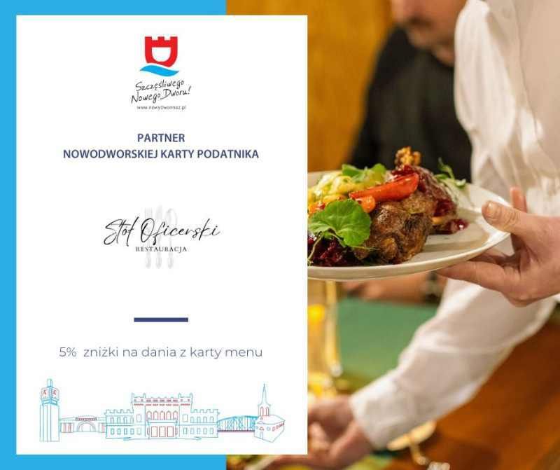 Osoba trzymająca w dłoni talerz z mięsem i warzywami.