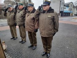 Oddanie honorów przed Pomnikiem Marszałka Józefa Piłsudskiego.
