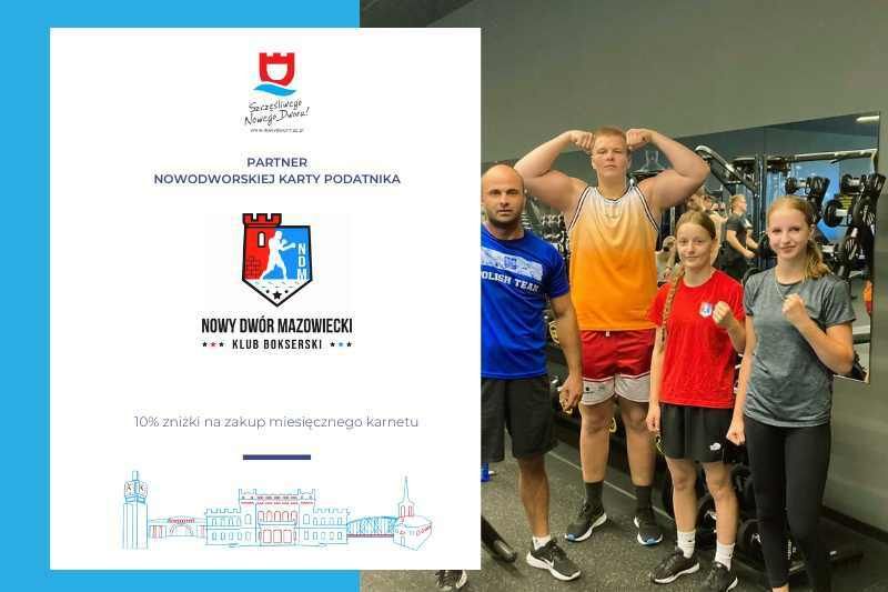 Dwóch mężczyzn i dwie kobiety w strojach sportowych z unieśionymi pięściami.