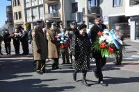Kobieta i mężczyzna trzymający wiązankę kwiatów.