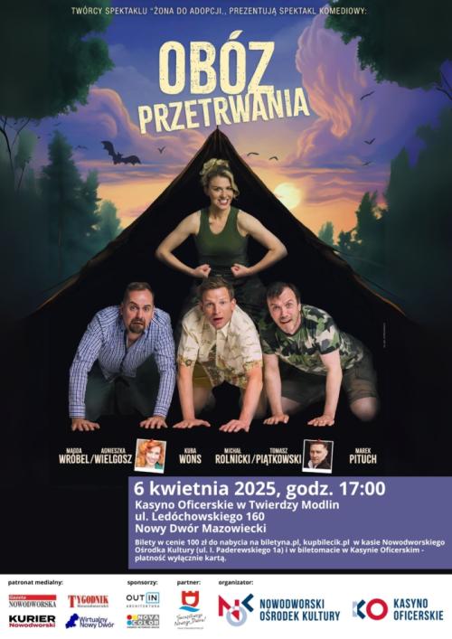 Kobieta w koszulce na ramiączkach w spodniach moro stoi nad trzema mężczyznami w pozycji na czworaka.