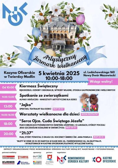 Wokół zabytkowego budynku białe kwiatki i trzy różnokolorowe pisanki. Poniżej dwie alpaki.